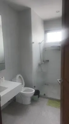 a white bathroom with a toilet and a shower at \u62c9\u739b\u4e5d\u6e29\u99a8\u7684\u5bb6 in Bangkok