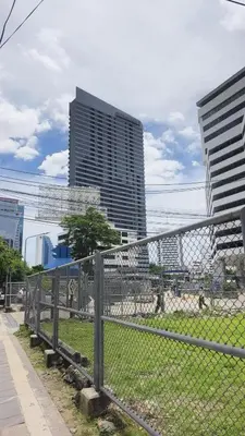 a fence in front of a city with tall buildings at \u62c9\u739b\u4e5d\u6e29\u99a8\u7684\u5bb6 in Bangkok