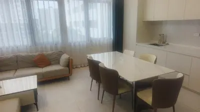a living room with a table and a couch at \u62c9\u739b\u4e5d\u6e29\u99a8\u7684\u5bb6 in Bangkok