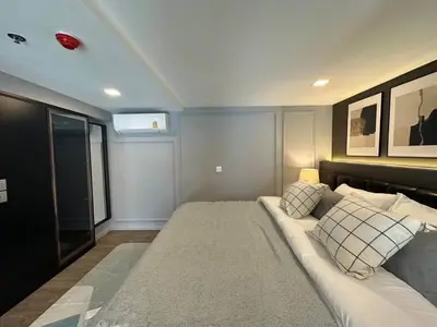 a bedroom with a large bed in a room at Modiz Modiza Sukhumvit R2 in Bangkok