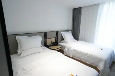 two beds sitting next to each other in a room at Haiman Hotel\u6d77\u66fc\u9152\u5e97 in Bangkok