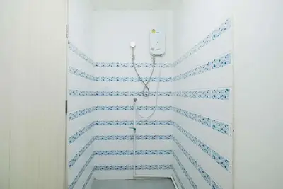 a bathroom with a blue and white tile wall at GO Inn Rama 3 BKK - โกอินน์ พระราม 3 in Bang Khlo