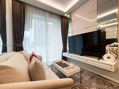 a living room with a couch and a flat screen tv at Comfortable Stay 1BR - Ultra Fast Wifi - Huai Khwang in Bangkok
