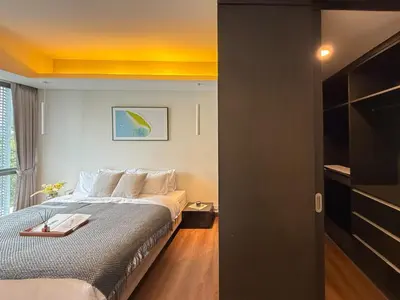 a bedroom with a bed and a window at Expansive Luxury 2BR - Ultra Fast Wifi - Phrom Phong in Bangkok