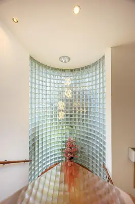 a room with a vase of flowers on a wall at Bangkok Manor One\u66fc\u8c37\u58f9\u53f7\u5e84\u56ed in Bangkok