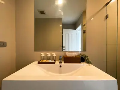 a bathroom with a large sink and a mirror at Prime Sukhumvit Stay 1 BR - Fast WiFi - BTS Udomsuk in Bangkok
