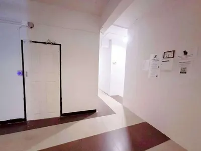 a room with a white wall with a door at xx The Hidden Khaosan Road เดอะ ฮิดเด้น ถนนข้าวสาร - รามบุตรี in Bang Bua Thong Railway Station