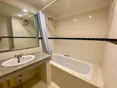 a bathroom with a sink and a bath tub at ศรีย่าน เรสซิเดนซ์ Sriyan Residence in Dusit