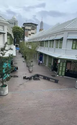 a courtyard of a building with trees and benches at \u66fc\u8c37\u5510\u4eba\u8857\u4e09\u5c42\u72ec\u680b\u6d0b\u697c24\u5c0f\u65f6\u81ea\u52a9\u5165\u4f4f in Bangkok