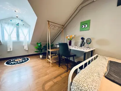 a bedroom with a bed and a desk in a room at \u66fc\u8c37\u5510\u4eba\u8857\u4e09\u5c42\u72ec\u680b\u6d0b\u697c24\u5c0f\u65f6\u81ea\u52a9\u5165\u4f4f in Bangkok