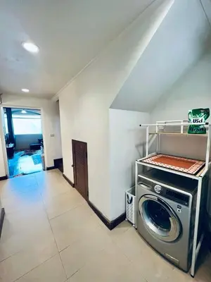 a kitchen with a washing machine in a room at \u66fc\u8c37\u5510\u4eba\u8857\u4e09\u5c42\u72ec\u680b\u6d0b\u697c24\u5c0f\u65f6\u81ea\u52a9\u5165\u4f4f in Bangkok