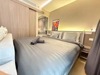 a bedroom with two beds in a room at BTS Thong Lor Downtown Low-rise Large 1 Bedroom in Bangkok
