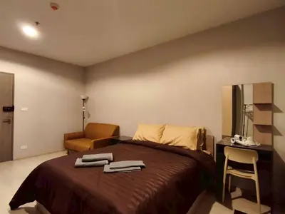 a bedroom with a bed with two towels on it at Condo Studio Sukhumvit 115 BTS Pu Chao in Ban Khlong Samrong