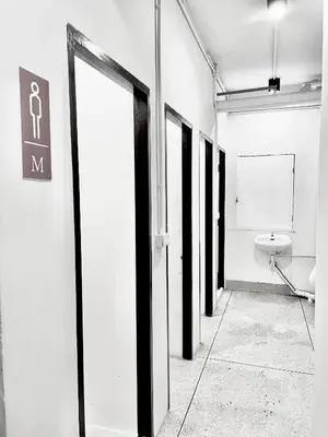 a hallway with a bathroom with a toilet in it at Mitr Inn Khaosan Road - มิตรอินน์ ถนน ข้าวสาร in Bangkok