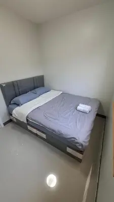 a small bedroom with a bed in a room at The Loft House Muangthong in Ban Bang Phang