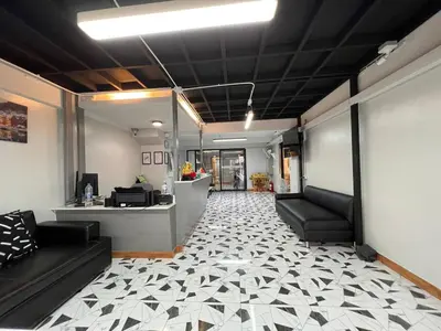 an office with a lobby with a reception desk at Pratunam Family House 2 in Bangkok