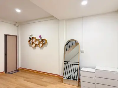 an empty room with a white wall and a staircase at \u8c6a\u534e\u5e02\u4e2d\u5fc3\u8054\u6392\u522b\u5885-\u66b9\u7f57\u767e\u4e3d\u5bab-siam in Pratunam