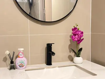a bathroom sink with a black faucet and a mirror at \u8c6a\u534e\u5e02\u4e2d\u5fc3\u8054\u6392\u522b\u5885-\u66b9\u7f57\u767e\u4e3d\u5bab-siam in Pratunam