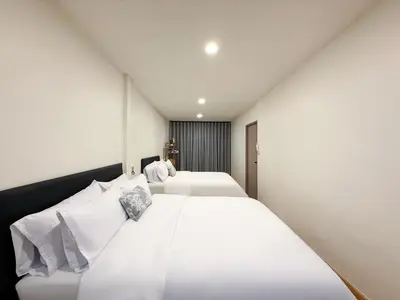 two white beds in a hotel room at \u8c6a\u534e\u5e02\u4e2d\u5fc3\u8054\u6392\u522b\u5885-\u66b9\u7f57\u767e\u4e3d\u5bab-siam in Pratunam