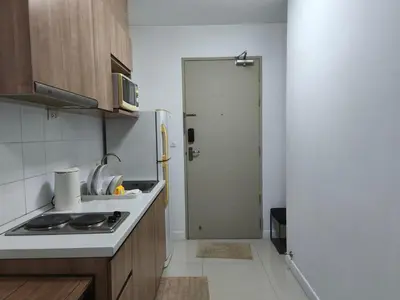a kitchen with a sink and a refrigerator and a door at Condo 1B1BR Sukhumvit 103 BTS Udomsuk in Phra Khanong