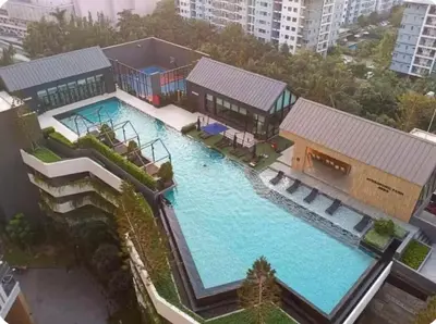 an overhead view of a large swimming pool with buildings at Chapter One Eco Ratchada-HuaiKhwang in Bangkok