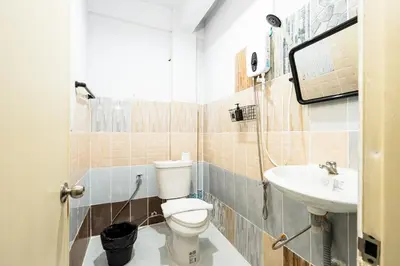 a bathroom with a toilet and a sink at xx BAO The Giant Swing - เสาชิงช้า ศาลเจ้าพ่อเสือ 1 in Bangkok