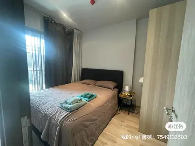 a bedroom with a bed and a window at Ekkamai \u65e5\u5f0f\u5962\u83ef\u79c1\u4eba\u516c\u5bd3 in Bangkok
