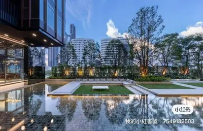 a building with a pool of water in a city at Ekkamai \u65e5\u5f0f\u5962\u83ef\u79c1\u4eba\u516c\u5bd3 in Bangkok