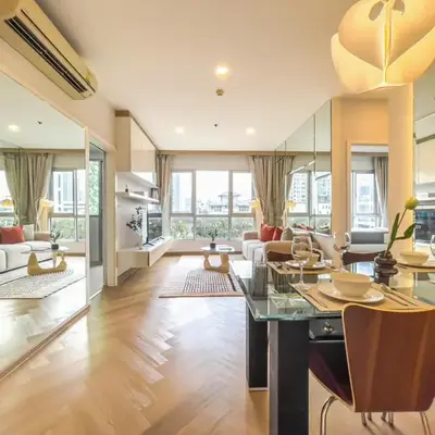 Elegant Stay near IconSiam l High-speed WiFi l BTS Wongwian Yai