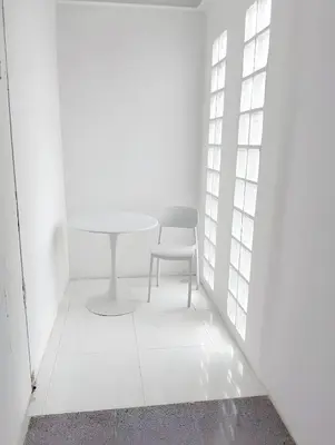 a white room with a table and a chair at x Mirt Inn Sukhumvit II - ถนนสุขุมวิท 2 in Bang Kapi