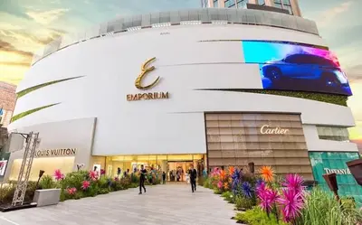 a store front of a car dealership at 3BD3BA Condo|City View|Hot Tub|7-11, PoolGym, Mall in Makkasan