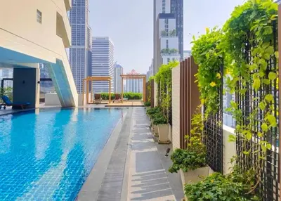 a swimming pool on the roof of a building at คอนโดสุขุมวิทสวีท เรียบหรู อบอุ่น ครบครัน in Makkasan