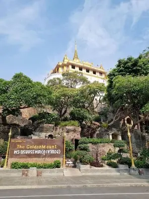 a building on top of a mountain with a sign at คอนโดสุขุมวิทสวีท เรียบหรู อบอุ่น ครบครัน in Makkasan