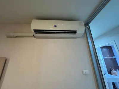 a air conditioner in the ceiling of a room at Secret Pastel Room Laksi Donmuang Airport ห้องลับพาสเทลหลักสี่สนามบินดอนเมือง in Lak Si