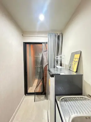 a small kitchen with a window and a stove at Secret Pastel Room Laksi Donmuang Airport ห้องลับพาสเทลหลักสี่สนามบินดอนเมือง in Lak Si