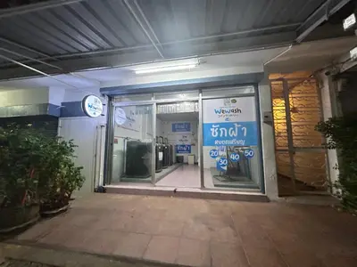 a front door of a building with a sign on it at Wewash Room Laksi - Donmuang Airport ห้องวีวอช หลักสี่ -สนามบินดอนเมือง in Thung Si Kan
