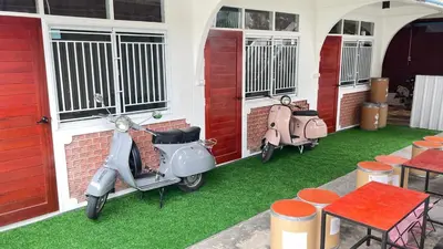 two scooters are parked outside of a house at TongmuanHomestay&Bar in Bangkok Noi