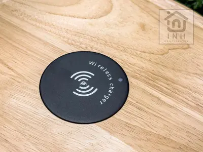 a black disc sitting on top of a wooden table at \u66b9\u7f57\u767e\u4e3d\u5bab\u5962\u534e\u516c\u5bd3 Siam Paragon Luxury Stay #W08 in Pratunam
