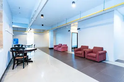 a conference room with red chairs and a table at xx The Hidden Khaosan - Rambuttri เดอะ ฮิดเด้น ตรอกข้าวสาร รามบุตรี in Bang Bua Thong Railway Station
