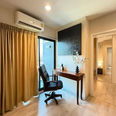 a office with a desk and a chair and a window at 2 ห้องนอน 2 ห้องน้ำติดเซ็นทรัลเวสเกต นนทบุรี in Ban Bang Krabu