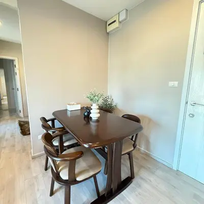 a dining room with a wooden table and chairs at 2 ห้องนอน 2 ห้องน้ำติดเซ็นทรัลเวสเกต นนทบุรี in Ban Bang Krabu