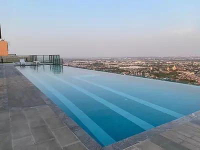 a swimming pool on top of a building at 2 ห้องนอน 2 ห้องน้ำติดเซ็นทรัลเวสเกต นนทบุรี in Ban Bang Krabu