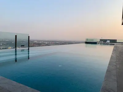 a swimming pool on the top of a building at 2 ห้องนอน 2 ห้องน้ำติดเซ็นทรัลเวสเกต นนทบุรี in Ban Bang Krabu