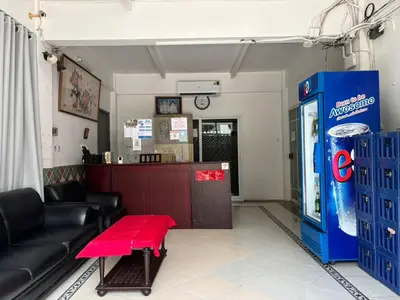 a waiting room with a soda machine and a red table at Onnut36 Apartment Panasan in Amphoe Phra Khanong