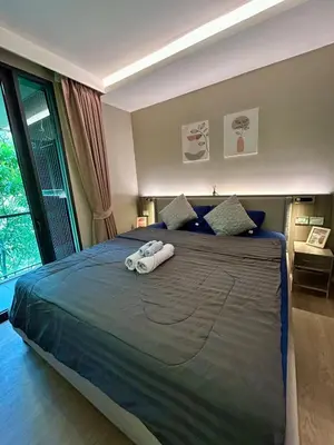 a bedroom with a large bed with a large window at \u901a\u7f85\u5929\u9435\u7ad9\u6b65\u884c\u4e09\u5206\u9418\u7cbe\u88dd\u6f62\u5168\u5957\u516c\u5bd3 in Bangkok