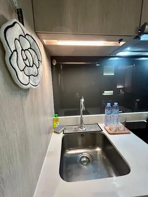 a kitchen counter with a sink and water bottles at \u901a\u7f85\u5929\u9435\u7ad9\u6b65\u884c\u4e09\u5206\u9418\u7cbe\u88dd\u6f62\u5168\u5957\u516c\u5bd3 in Bangkok