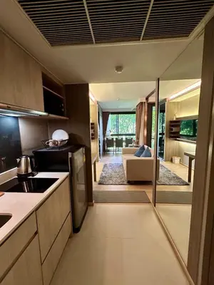 a kitchen and living room with a couch at \u901a\u7f85\u5929\u9435\u7ad9\u6b65\u884c\u4e09\u5206\u9418\u7cbe\u88dd\u6f62\u5168\u5957\u516c\u5bd3 in Bangkok