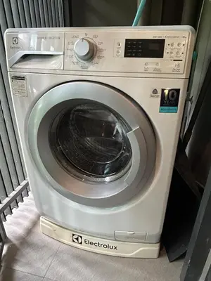 a washing machine is sitting in a room at \u901a\u7f85\u5929\u9435\u7ad9\u6b65\u884c\u4e09\u5206\u9418\u7cbe\u88dd\u6f62\u5168\u5957\u516c\u5bd3 in Bangkok