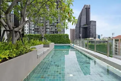 a swimming pool on the roof of a building at \u901a\u7f85\u5929\u9435\u7ad9\u6b65\u884c\u4e09\u5206\u9418\u7cbe\u88dd\u6f62\u5168\u5957\u516c\u5bd3 in Bangkok