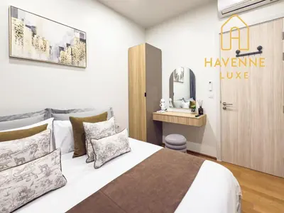a bedroom with a large bed and a mirror at City Luxe Condo 5-Min Walk to Siam Paragon Modern Stay in Bangkok